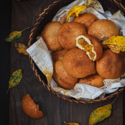 Biržų duonos močiutės bandutės su obuolių – svarainių įdaru